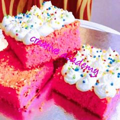 A picture of Strawberry cake with cream cheese.