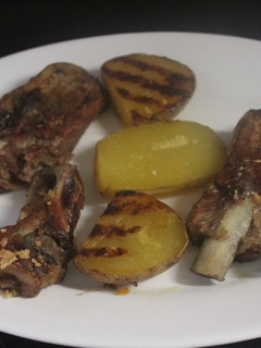 Una foto de Costillas y patatas al vapor