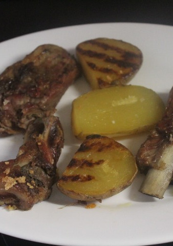 Una foto de Costillas y patatas al vapor