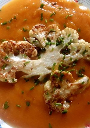Una foto de Crema de zanahorias con coliflor a la plancha