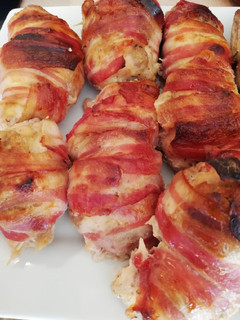 Gesztenyés csirkemell tekercsek bacon köntösben recept fotója