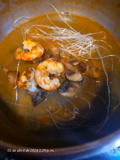 Una foto de Sopa de gambas y boletus