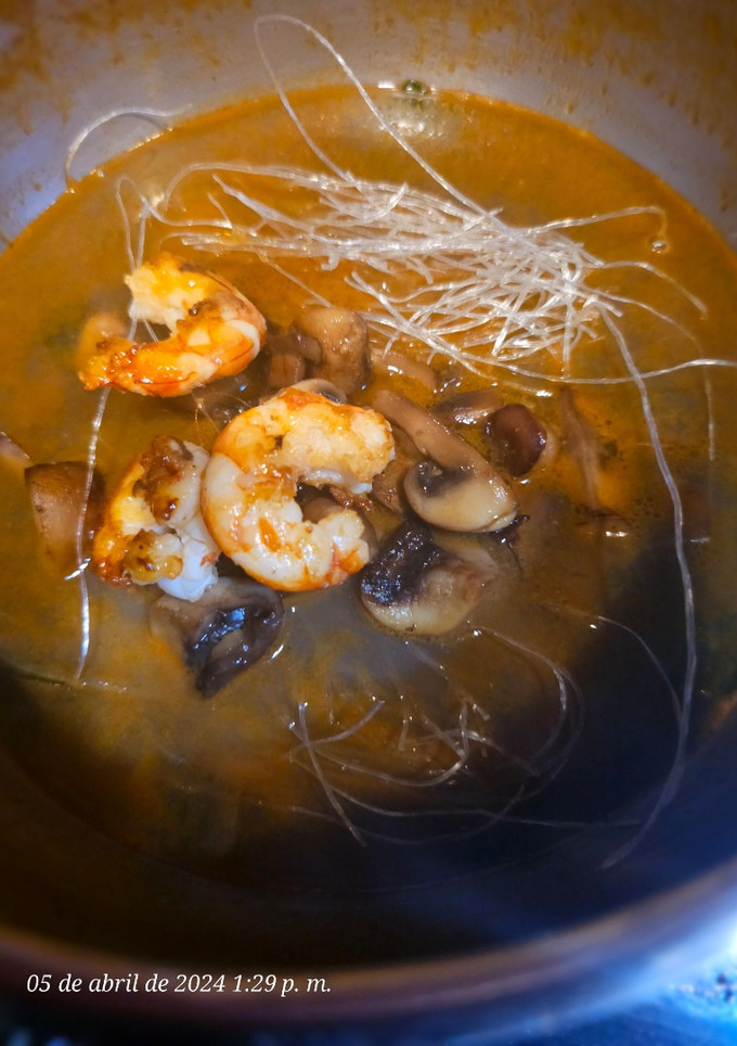 Una foto de Sopa de gambas y boletus