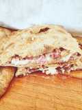 Calzone con stracchino, prosciutto cotto e radicchio
