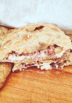 Foto di Calzone con stracchino, prosciutto cotto e radicchio