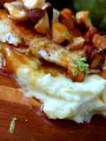 Peixe grelhado com purê de batatas e molho de manteiga e mel