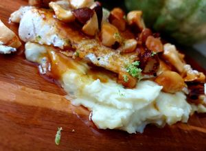 Foto de Peixe grelhado com purê de batatas e molho de manteiga e mel