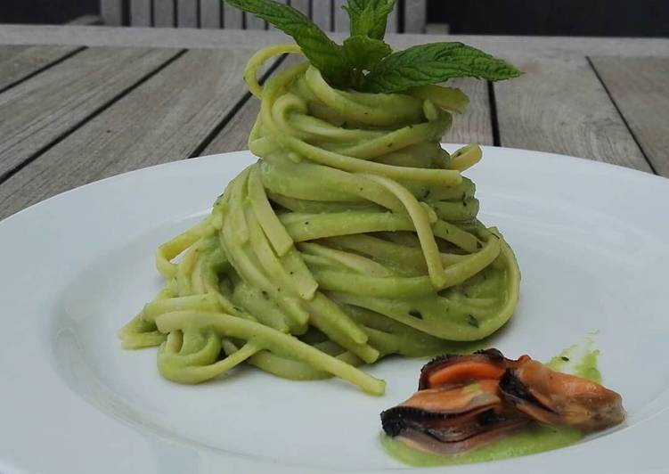 Linguine con crema di fave e cozze