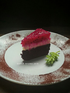 Foto resep Dragon Fruit Chocolate Cake