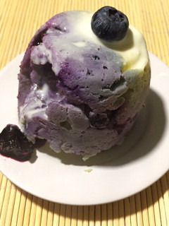 Una foto de Mug cake de arándanos al microondas