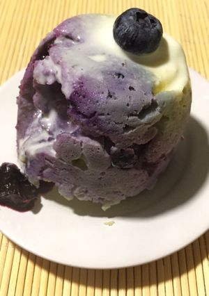 Una foto de Mug cake de arándanos al microondas