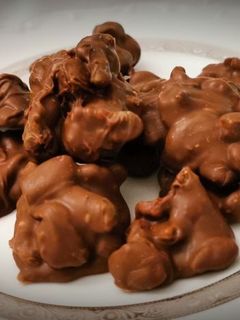 Una foto de Rocas de Chocolate con Nueces y Pistachos