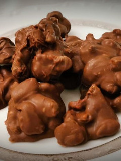 Una foto de Rocas de Chocolate con Nueces y Pistachos