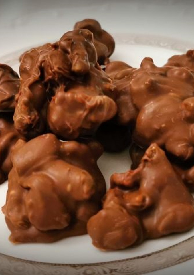 Una foto de Rocas de Chocolate con Nueces y Pistachos