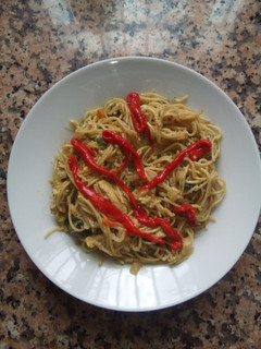 Una foto de Noodles con pollo
