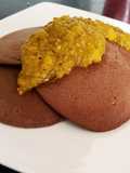 Pancakes de chocolate con mermelada de mango y chía