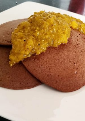 Una foto de Pancakes de chocolate con mermelada de mango y chía