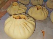 Una foto de pan de pollo relleno