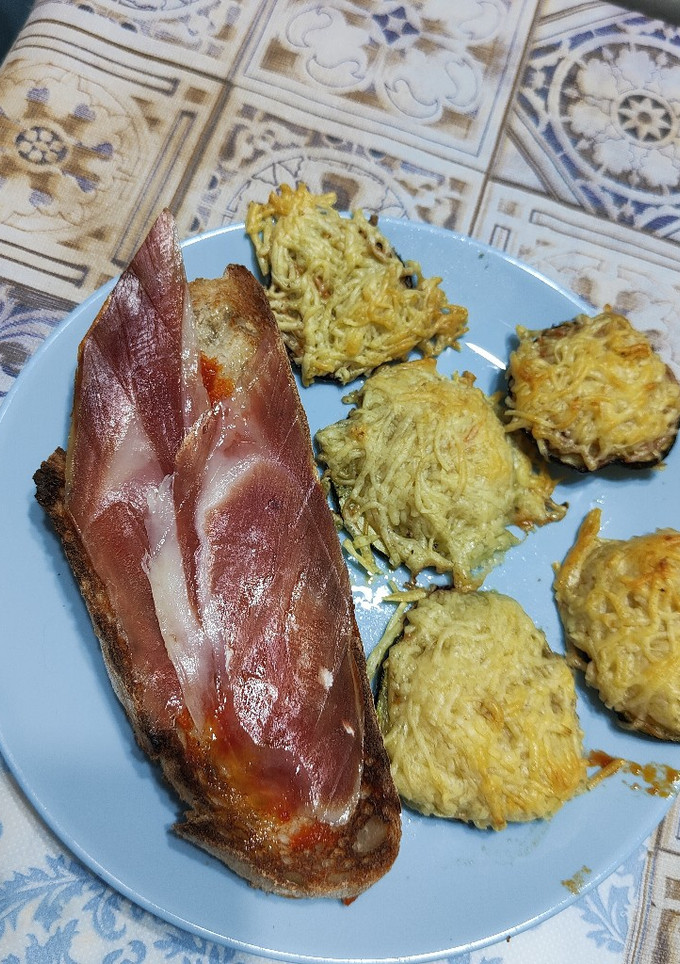Una foto de Tosta de jamón y calabacín
