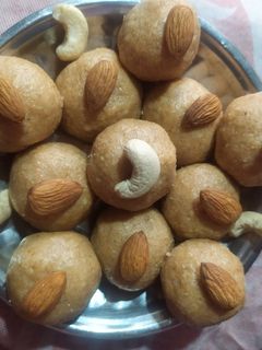 गोंद आटे के लडडू (gond aate ke ladoo recipe in Hindi) रेसिपी मुख्य फोटो
