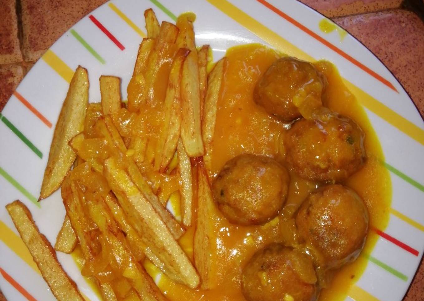 Albóndigas de pollo con patatas fritas