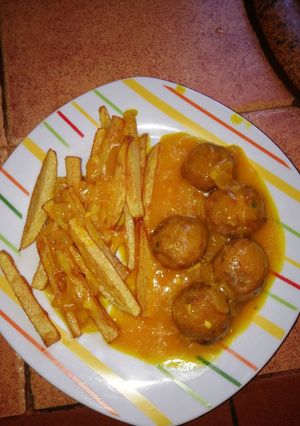 Una foto de Albóndigas de pollo con patatas fritas
