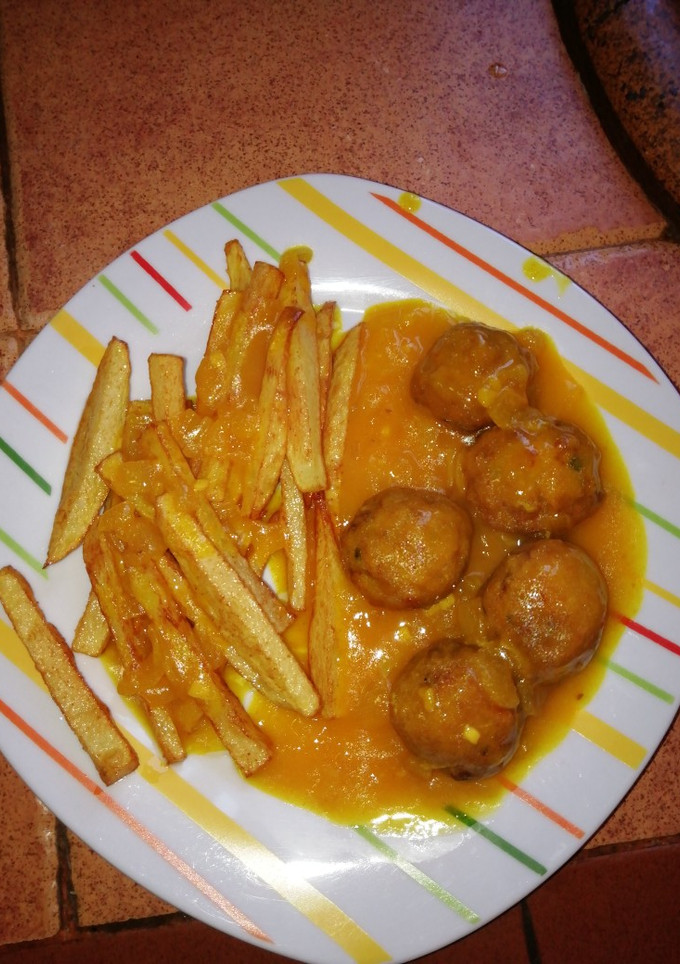 Una foto de Albóndigas de pollo con patatas fritas