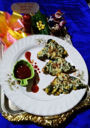 A picture of Creamy Spinach Corn Bread Pizza.