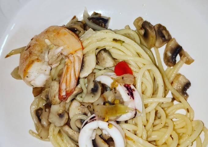 Resep Spaghetti Oglio Olio Seafood ala rumahan, rasa Restoran oleh Zastia  Zu - Cookpad