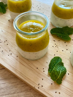 Una foto de Yogurt de mango, chía y hierbabuena