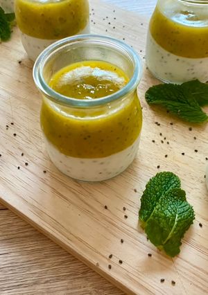 Una foto de Yogurt de mango, chía y hierbabuena