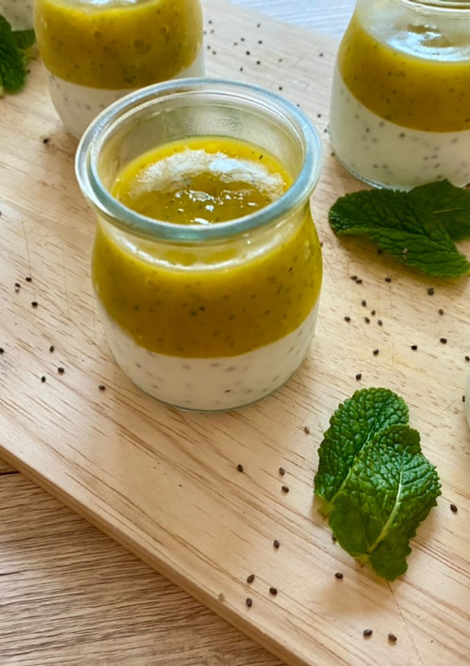 Una foto de Yogurt de mango, chía y hierbabuena