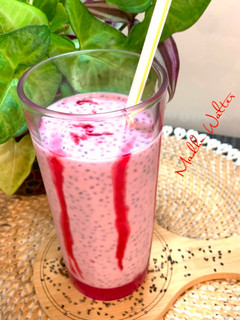 चिया सीड्स तुलसी सीड्स स्ट्रॉबेरी स्मूदी (Chia Seeds Basil Seeds Strawberry Smoothie recipe in Hindi रेसिपी मुख्य फोटो