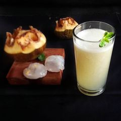 A picture of Iceapple with basil drink.