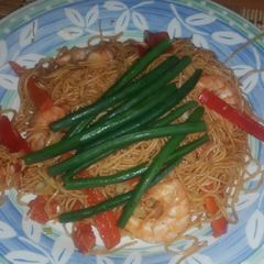 A picture of Ginger and spring onion tiger prawn noodle with green beans.