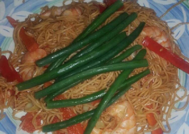 Steps to Make Ultimate Ginger and spring onion tiger prawn noodle with green beans