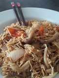 Wok de setas y fideos de espelta