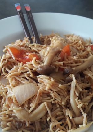 Foto principal de Wok de setas y fideos de espelta