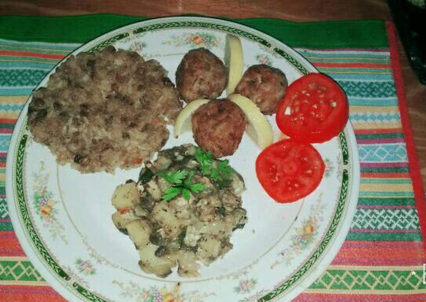 Hamburguesas de arroz y lentejas con verduras al horno
