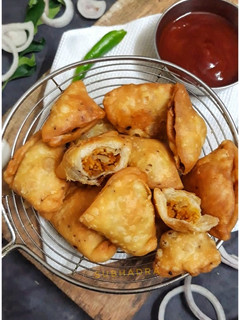 A picture of Bhujiya stuffed mini samosas.