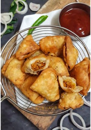 A picture of Bhujiya stuffed mini samosas.