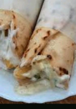A picture of Shawarma bread and shawarma.