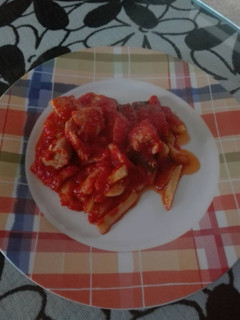 Una foto de Lomo en salsa de tomate con patatas y pimientos verdes