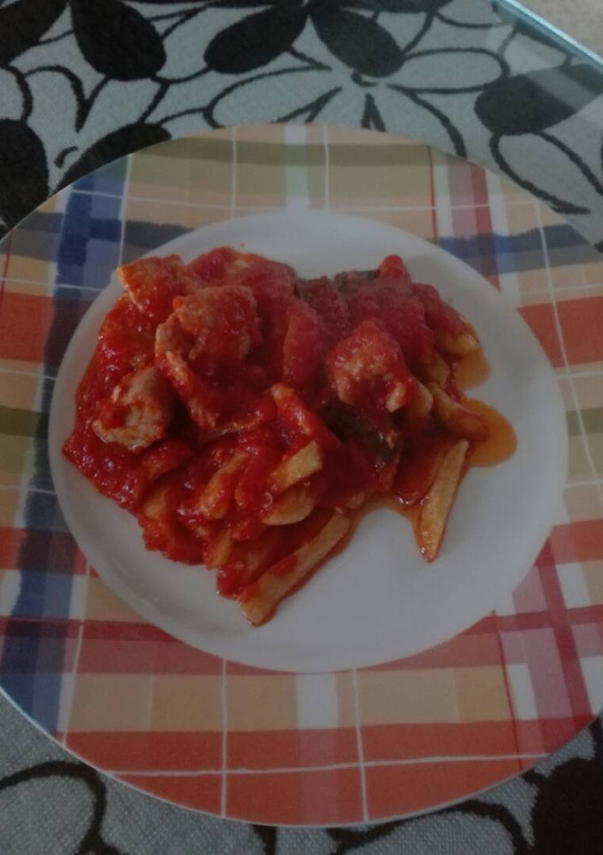 Una foto de Lomo en salsa de tomate con patatas y pimientos verdes