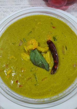 A picture of Prawns thai green curry with boiled rice.