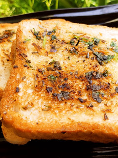 चीज गार्लिक ब्रेड (Cheese Garlic Bread Recipe In Marathi) रेसिपी चे मुख्य फोटो
