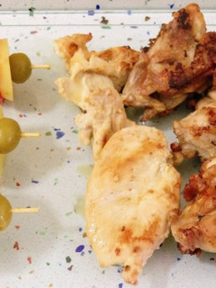 Una foto de Pollo frito con pincho de ensalada