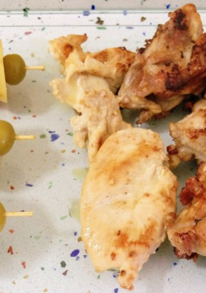 Una foto de Pollo frito con pincho de ensalada