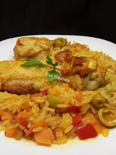 Una foto de Arroz con alitas de pollo