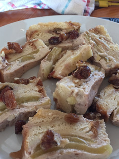 Una foto de Puding de manzanas, nueces y pasas al ron
